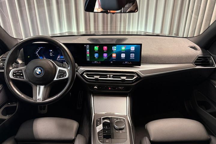 Grå BMW 330e fra 2023