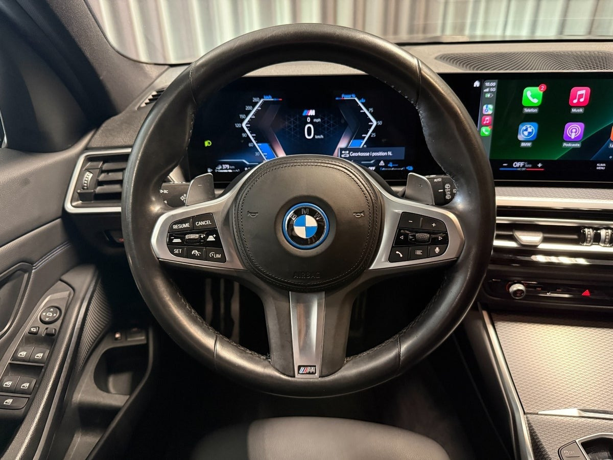 Grå BMW 330e fra 2023