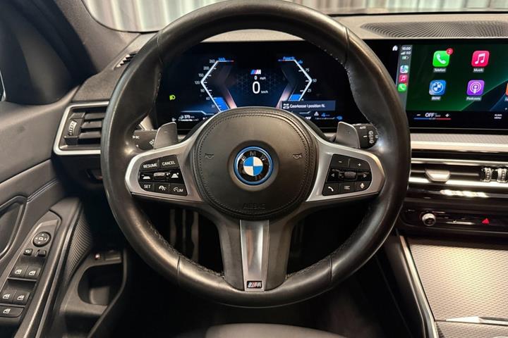 Grå BMW 330e fra 2023