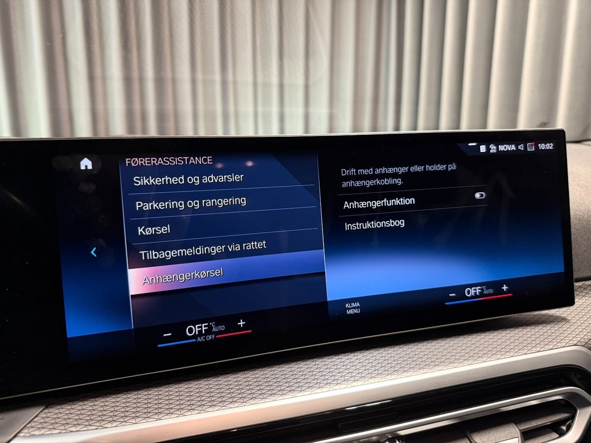 Grå BMW 330e fra 2023