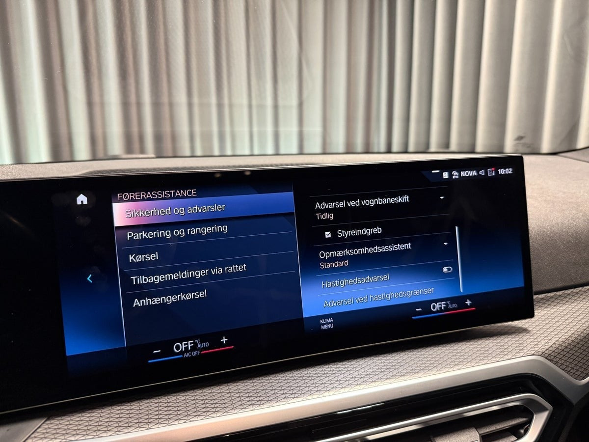 Grå BMW 330e fra 2023