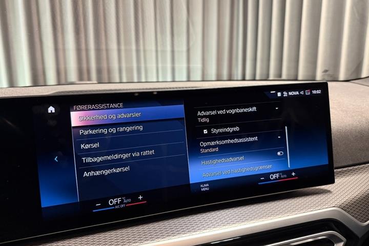Grå BMW 330e fra 2023