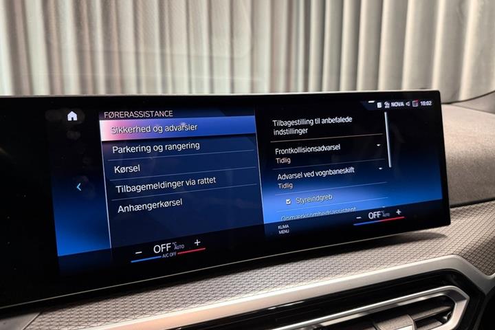 Grå BMW 330e fra 2023