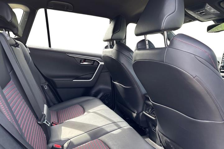 Sort Toyota RAV4 Plug-in fra 2021