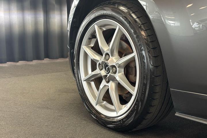 Grå Mazda MX-5 fra 2017