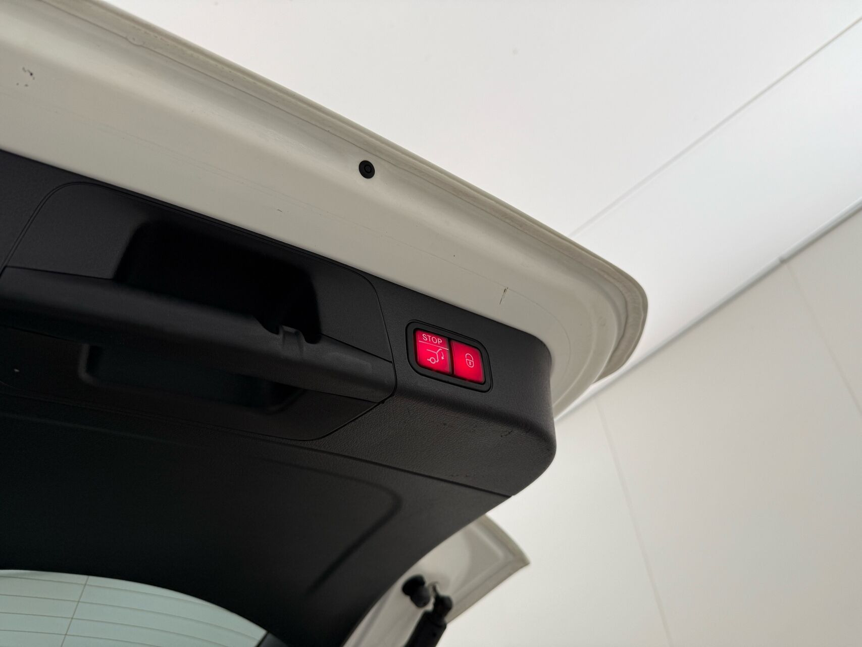 Hvid Mercedes EQB 300 fra 2022