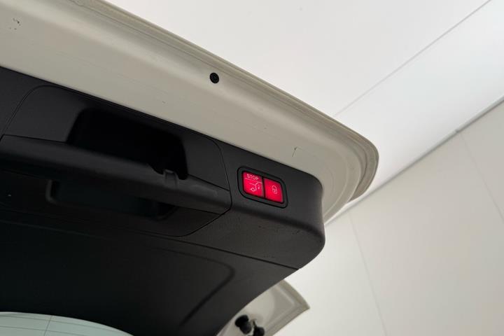Hvid Mercedes EQB 300 fra 2022