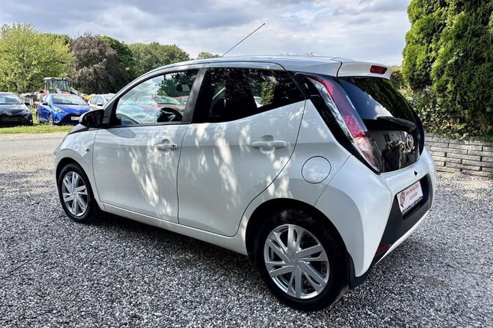 Hvid Toyota Aygo fra 2015