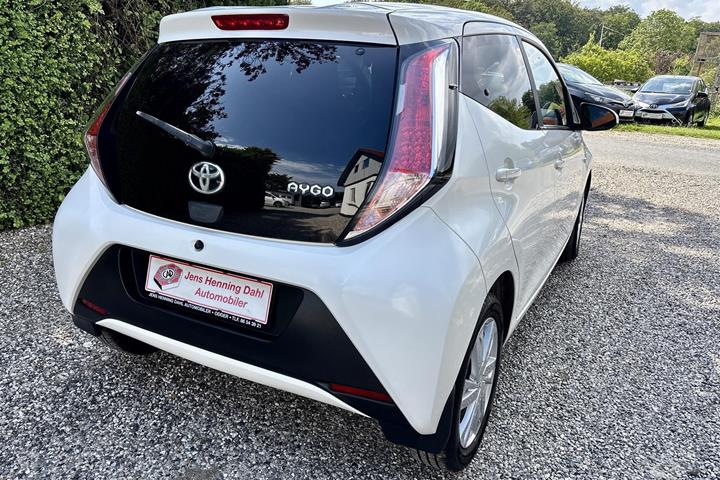 Hvid Toyota Aygo fra 2015