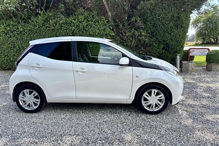 Hvid Toyota Aygo fra 2015