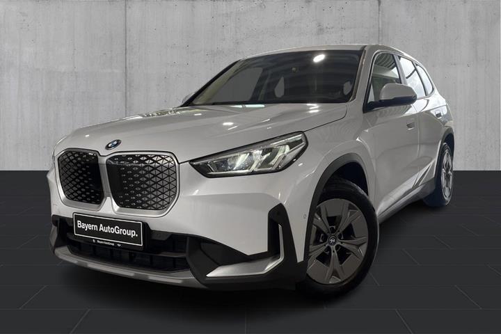 Hvid BMW iX1 fra 2024 set udefra