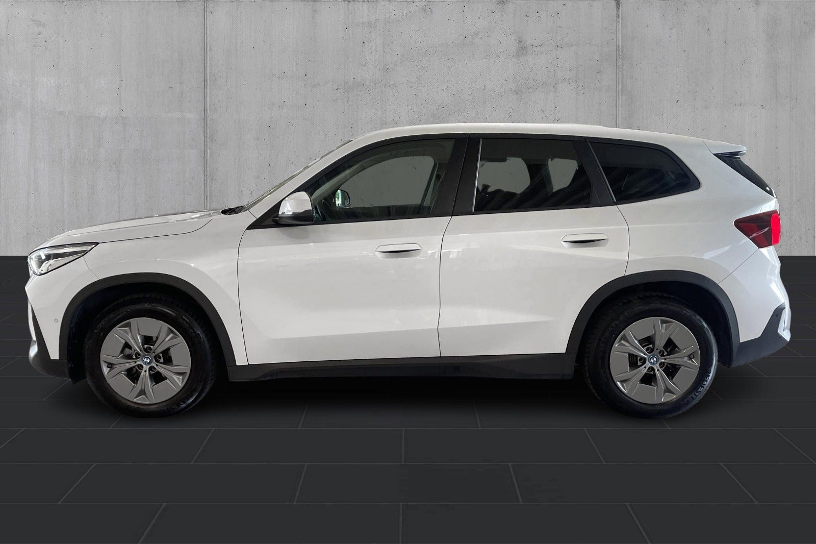 Hvid BMW iX1 fra 2024