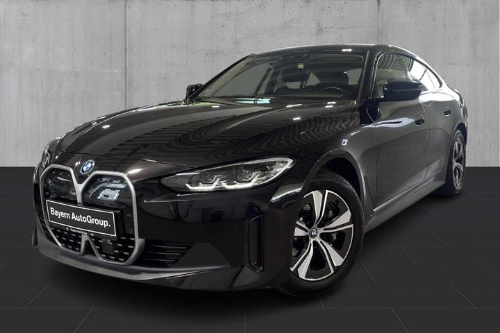 Sort BMW i4 fra 2023 set udefra