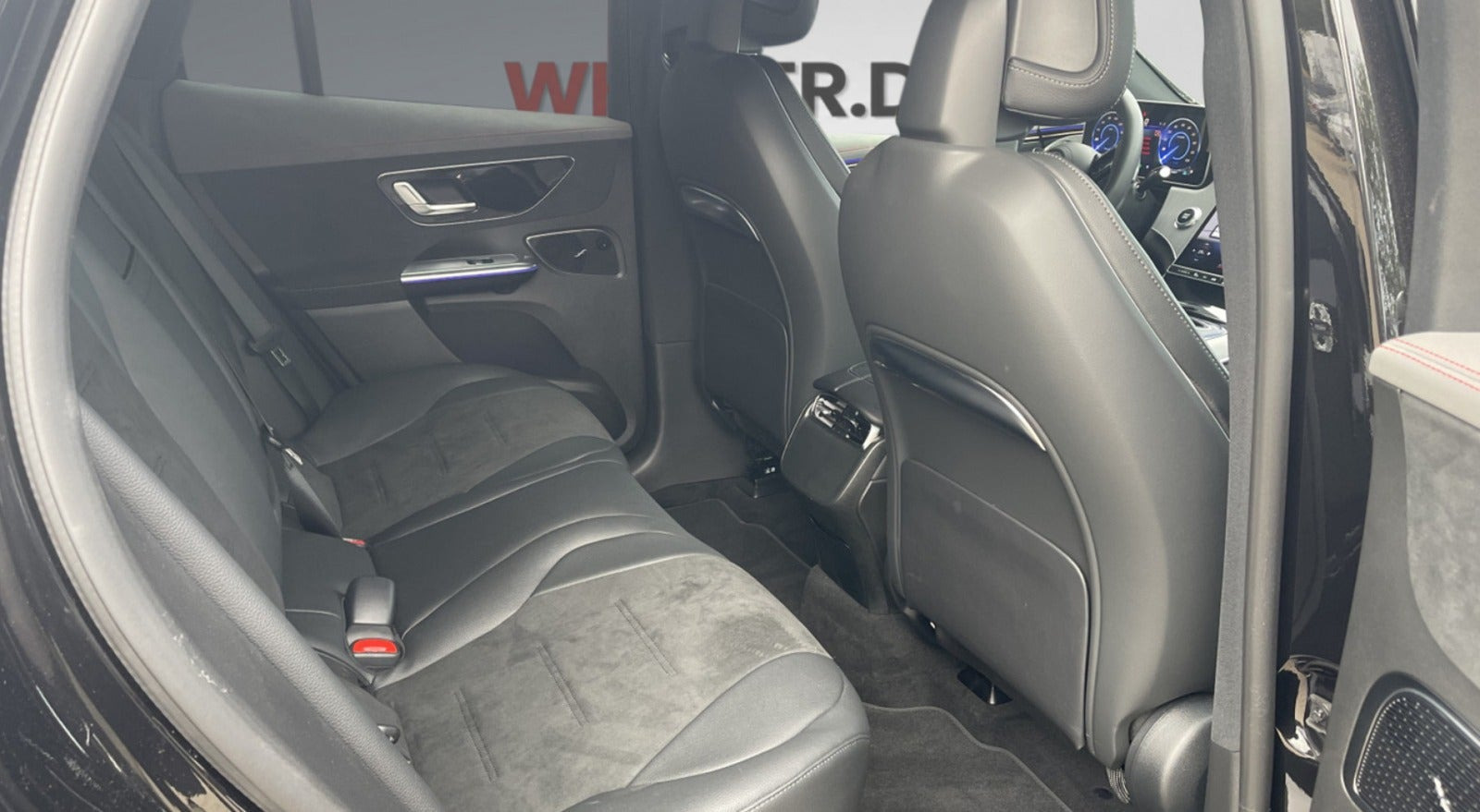 Sort Mercedes EQE350 SUV fra 2025
