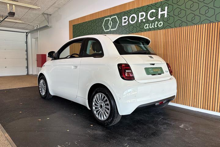Hvid Fiat 500e fra 2023