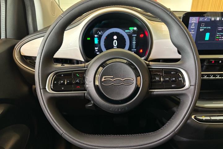 Hvid Fiat 500e fra 2023
