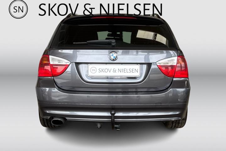 Grå BMW 320d fra 2008