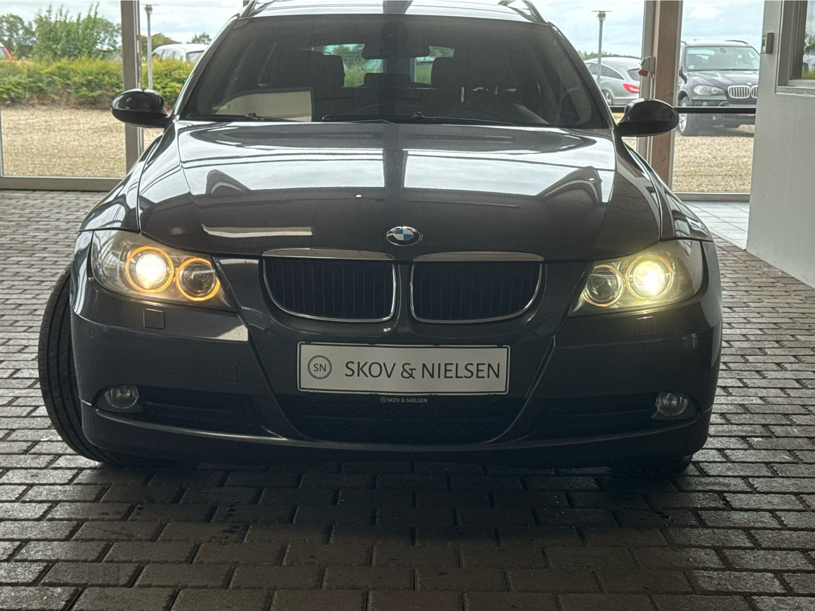 Grå BMW 320d fra 2008