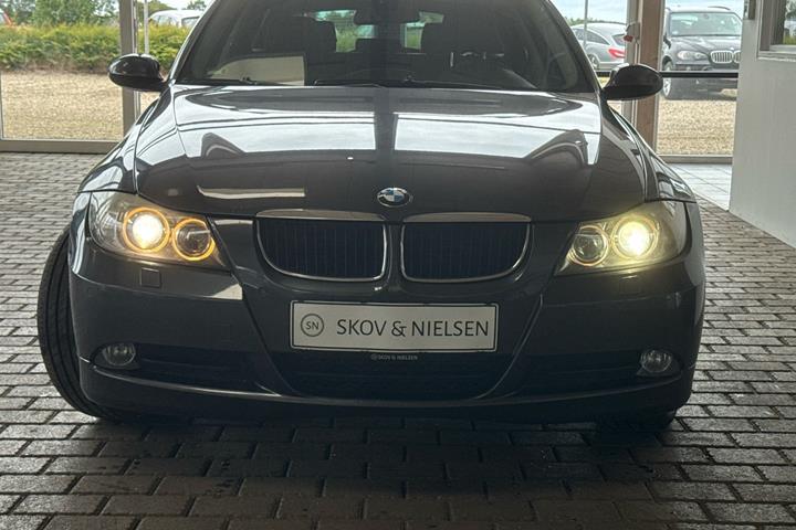 Grå BMW 320d fra 2008