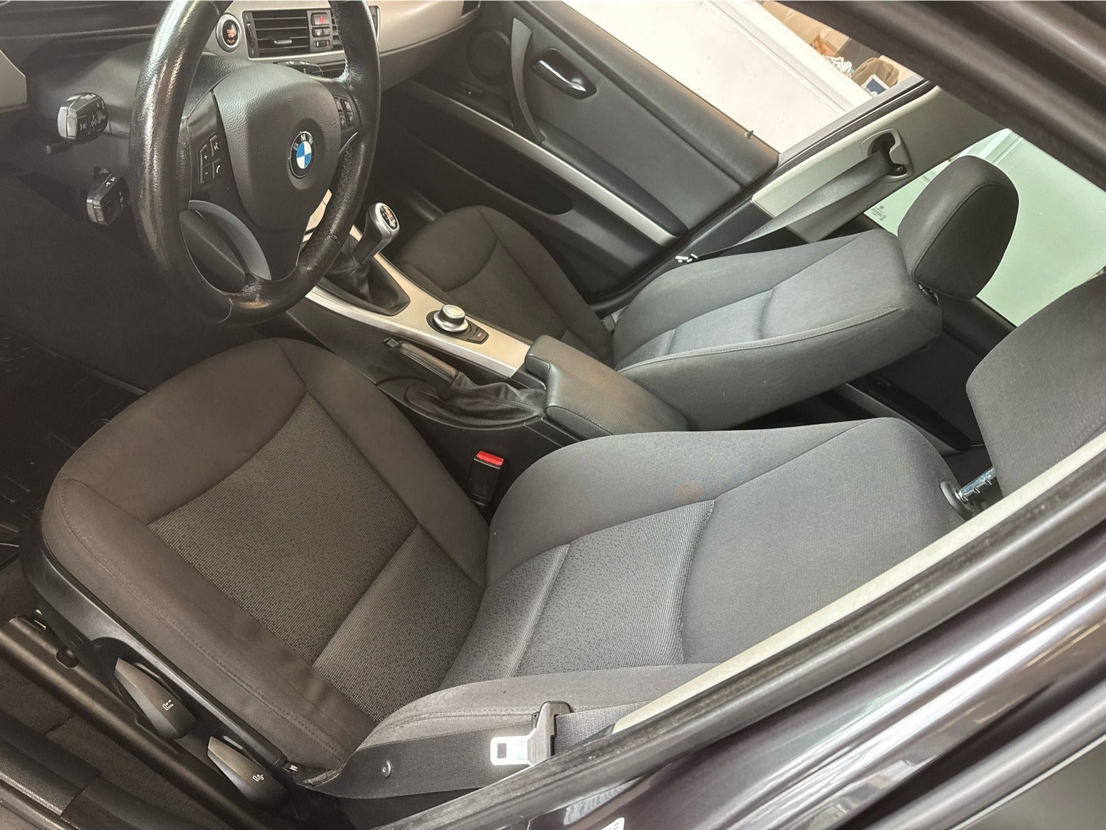 Grå BMW 320d fra 2008