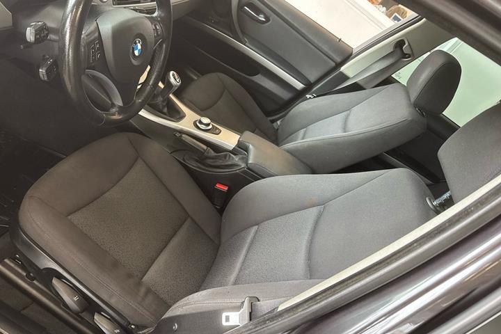 Grå BMW 320d fra 2008