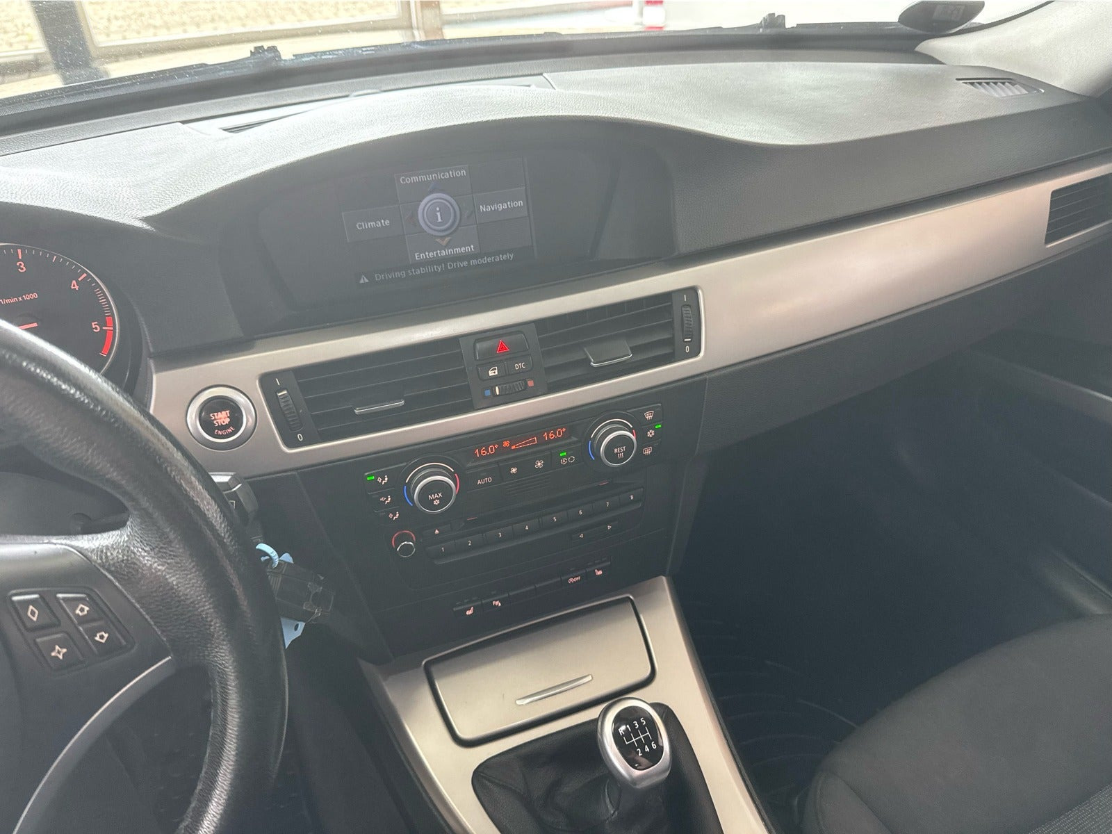 Grå BMW 320d fra 2008