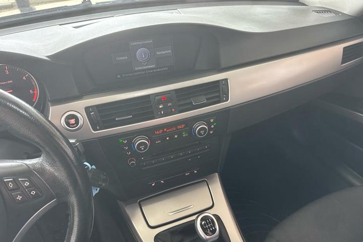 Grå BMW 320d fra 2008