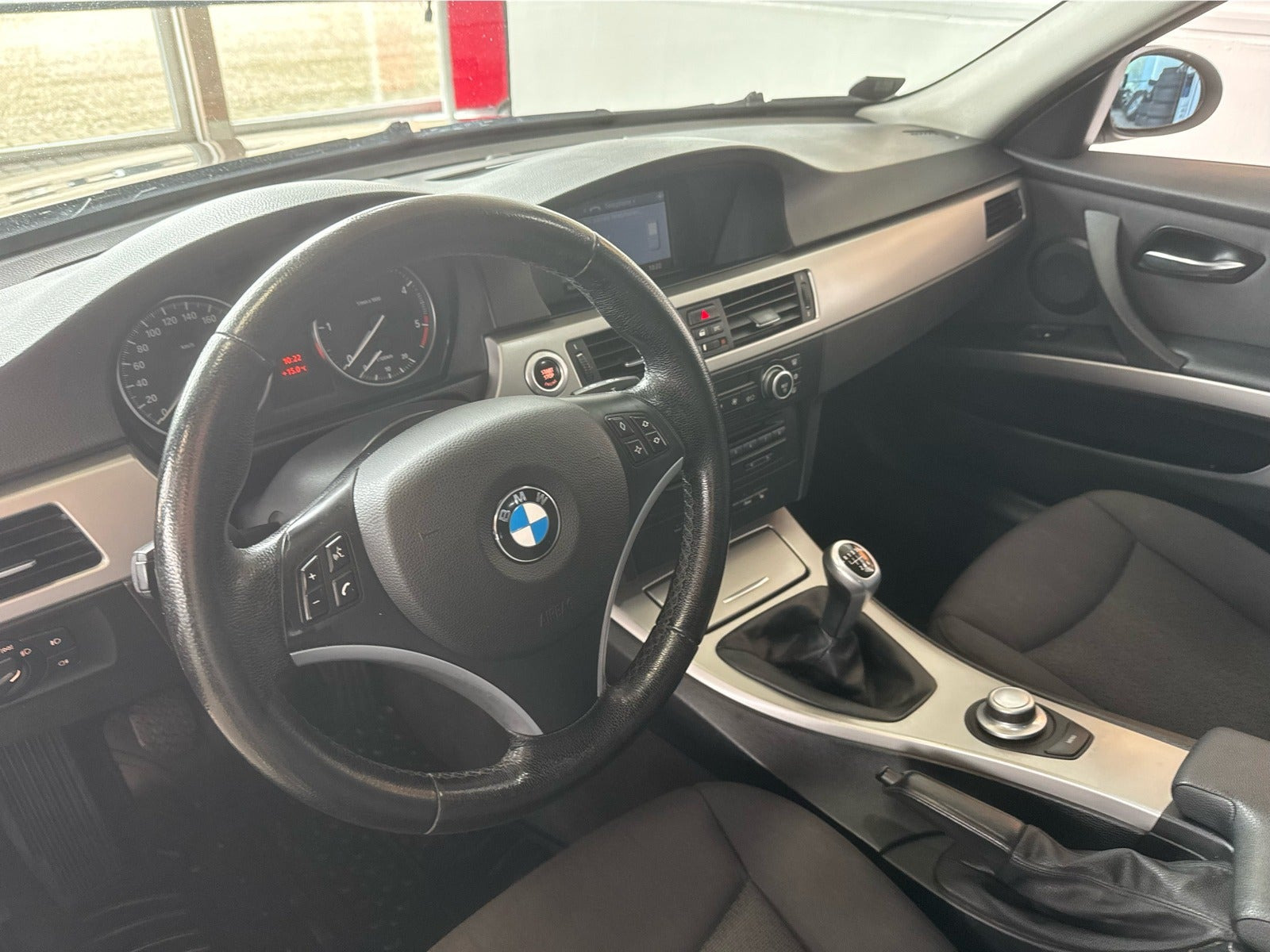 Grå BMW 320d fra 2008