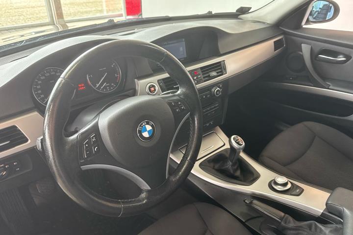 Grå BMW 320d fra 2008