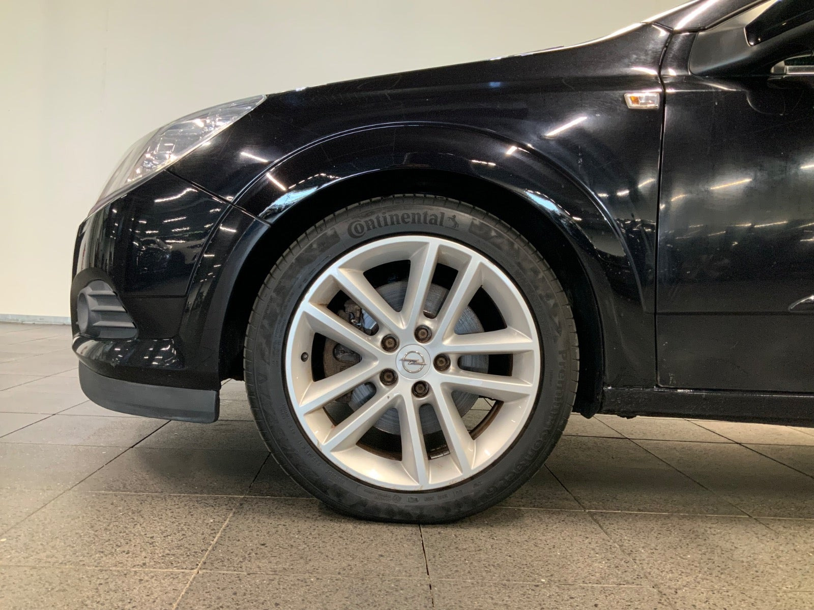 Sort Opel Astra fra 2009