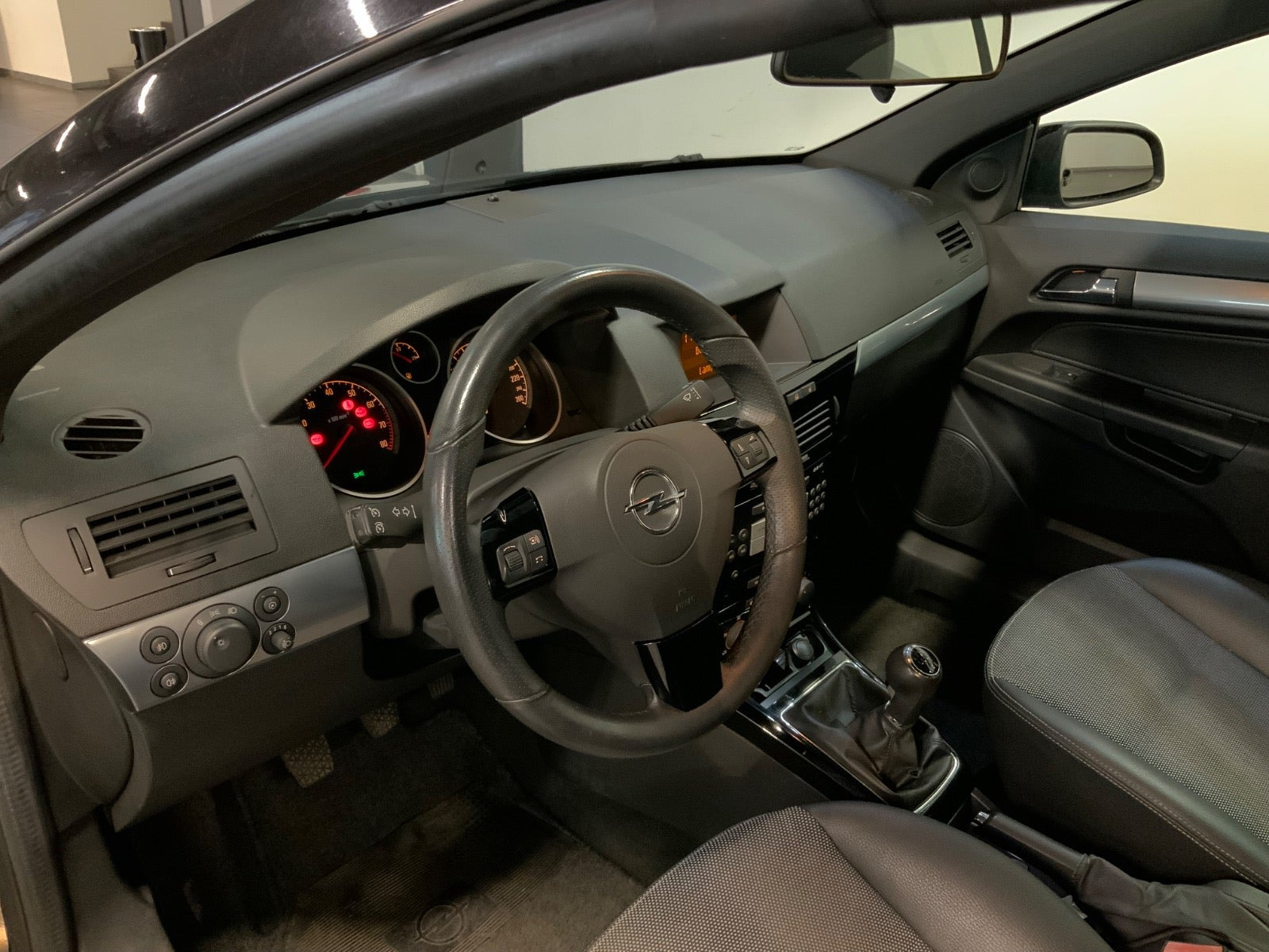 Sort Opel Astra fra 2009