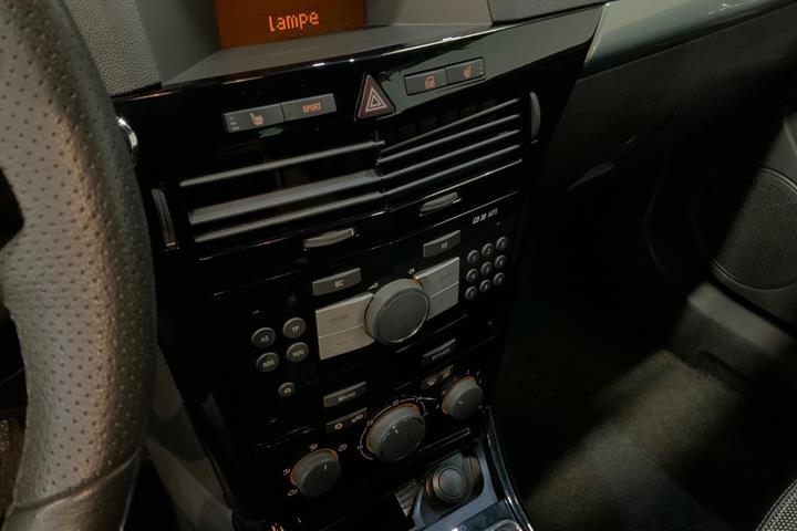 Sort Opel Astra fra 2009