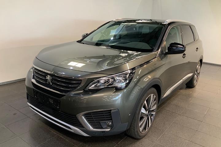 Grøn Peugeot 5008 fra 2018 set udefra