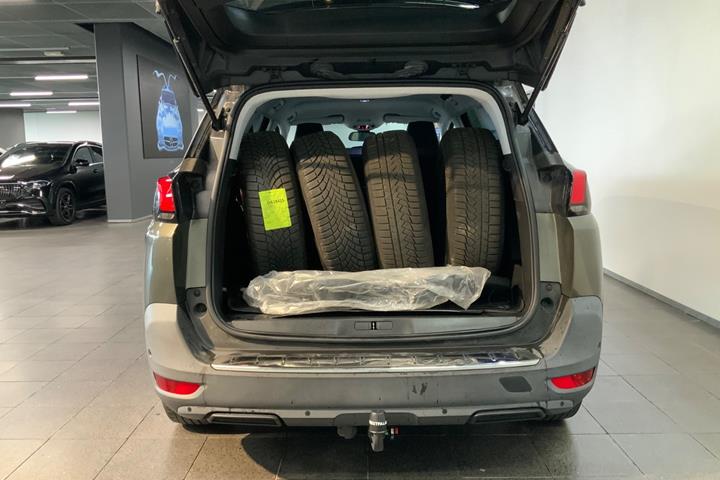 Grøn Peugeot 5008 fra 2018
