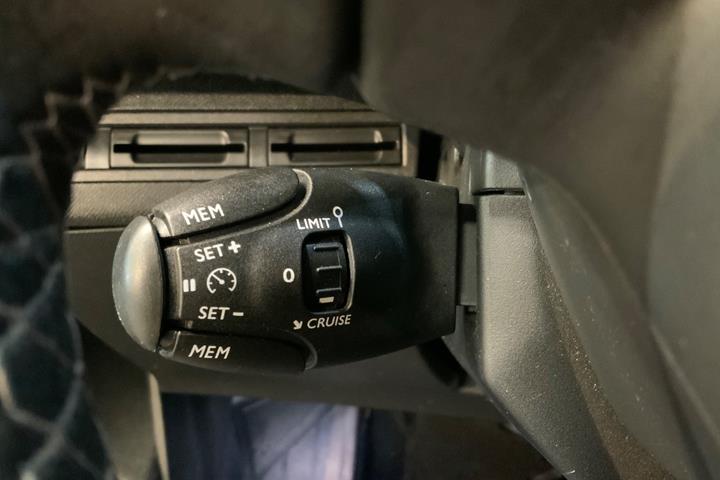 Grøn Peugeot 5008 fra 2018