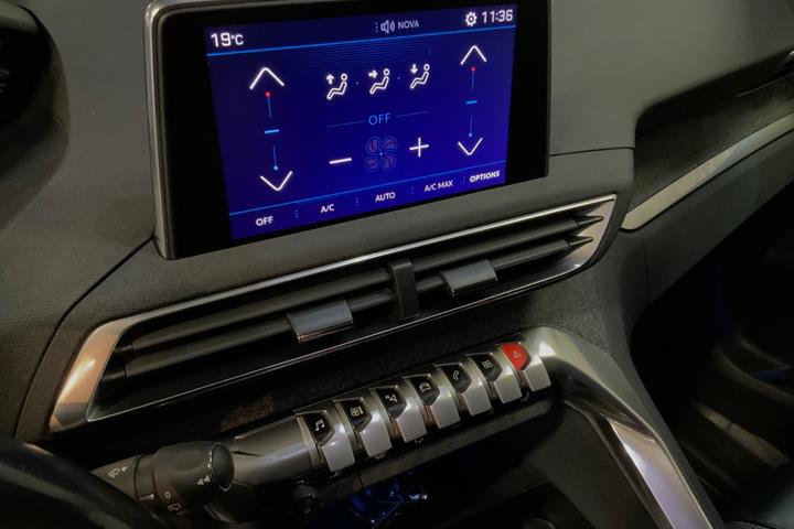 Grøn Peugeot 5008 fra 2018
