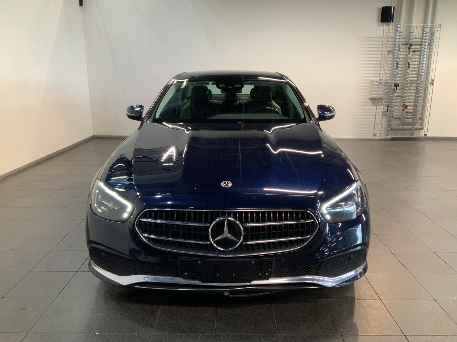 Blå Mercedes E300 e fra 2021