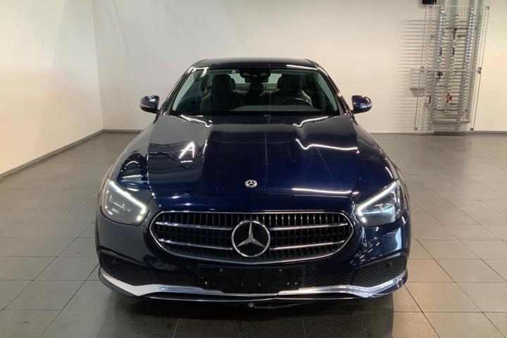 Blå Mercedes E300 e fra 2021