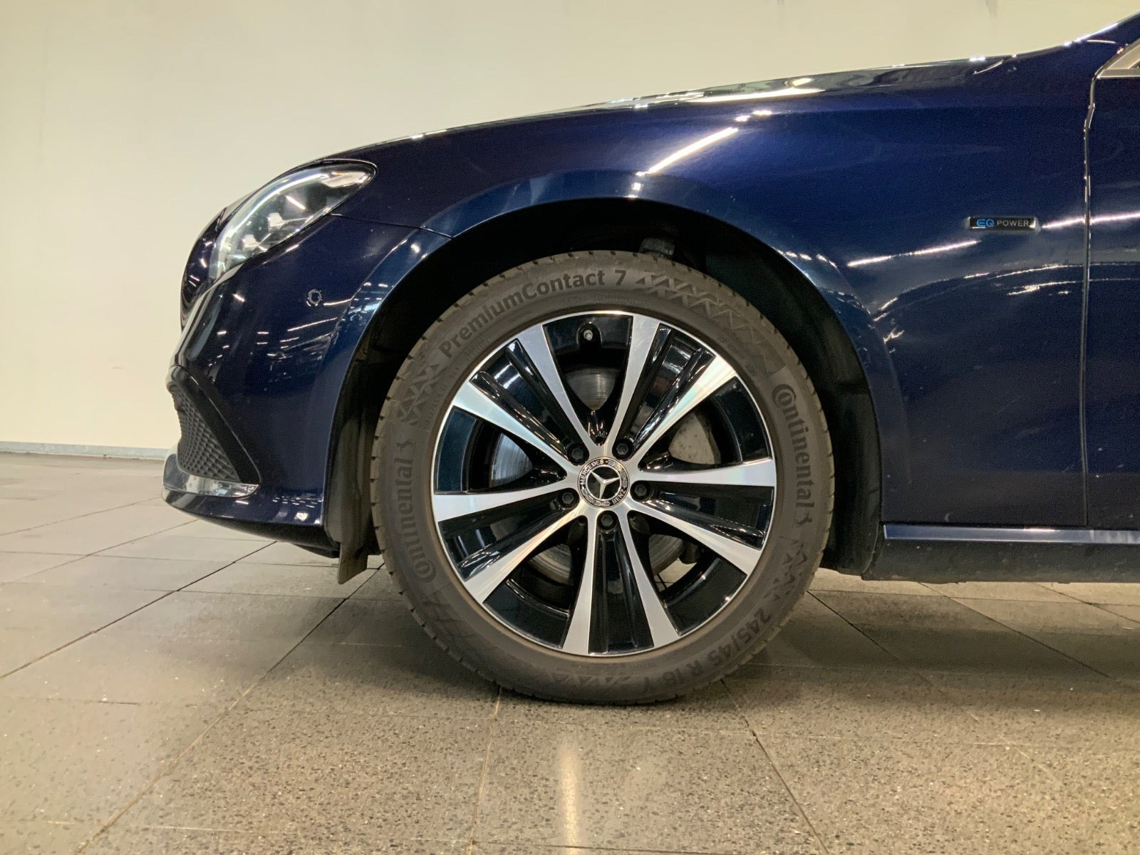 Blå Mercedes E300 e fra 2021