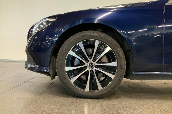 Blå Mercedes E300 e fra 2021
