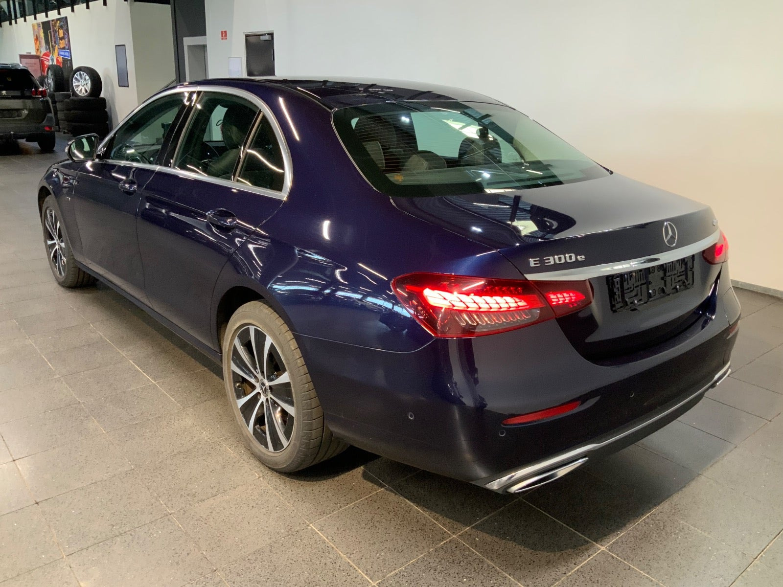 Blå Mercedes E300 e fra 2021