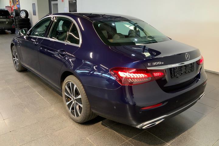 Blå Mercedes E300 e fra 2021