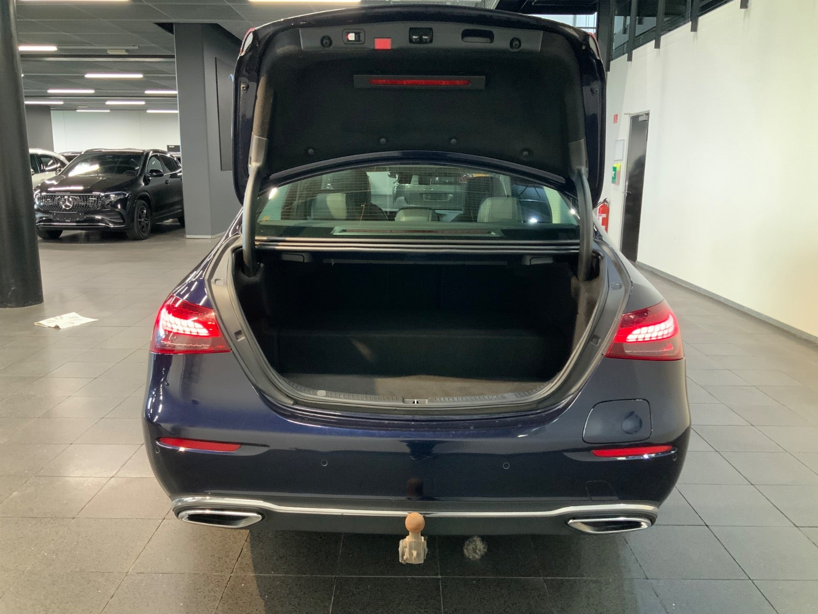 Blå Mercedes E300 e fra 2021