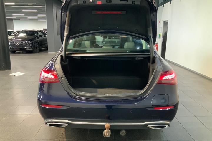 Blå Mercedes E300 e fra 2021