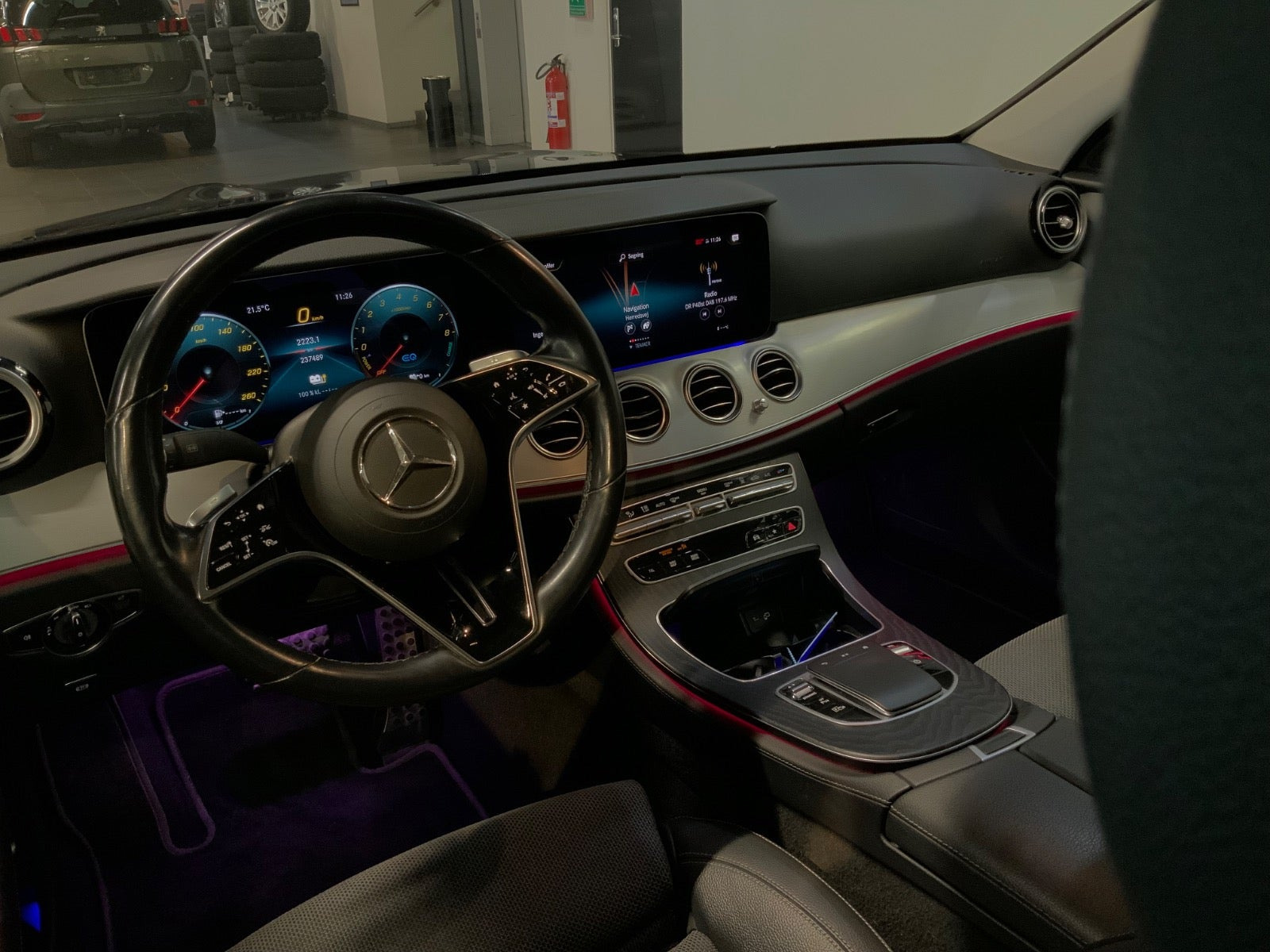 Blå Mercedes E300 e fra 2021