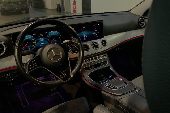 Blå Mercedes E300 e fra 2021