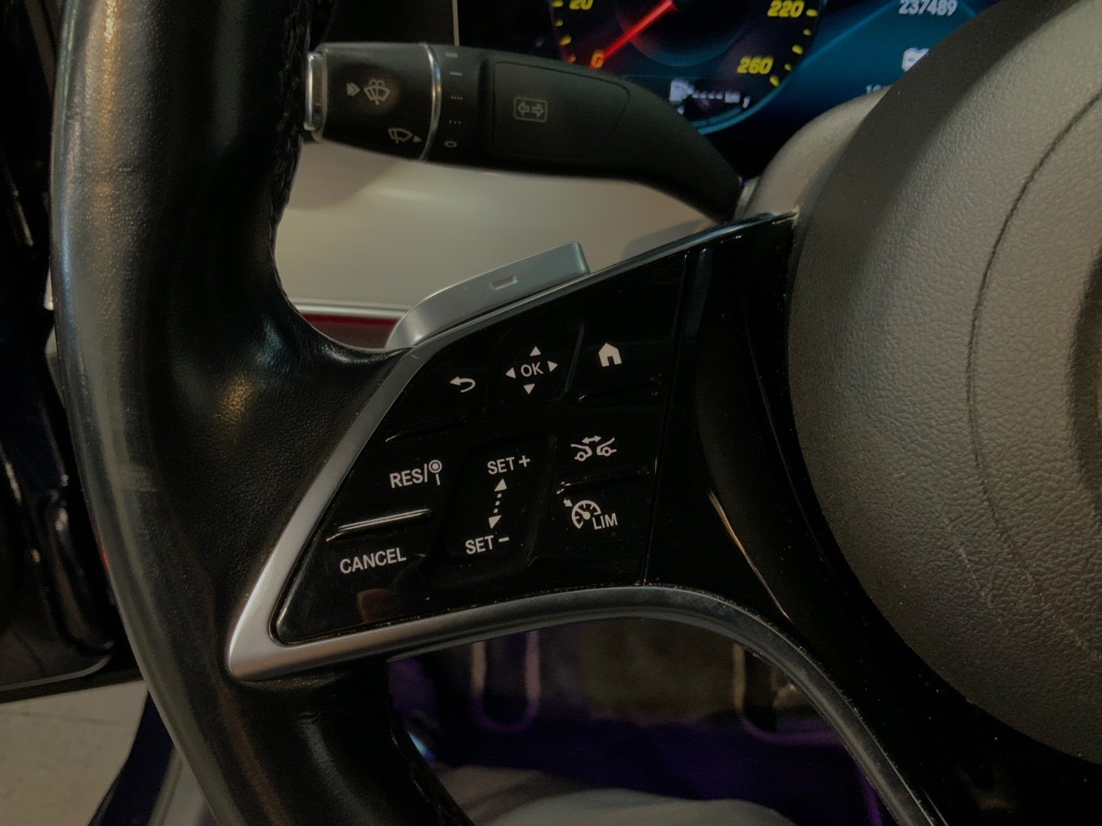 Blå Mercedes E300 e fra 2021