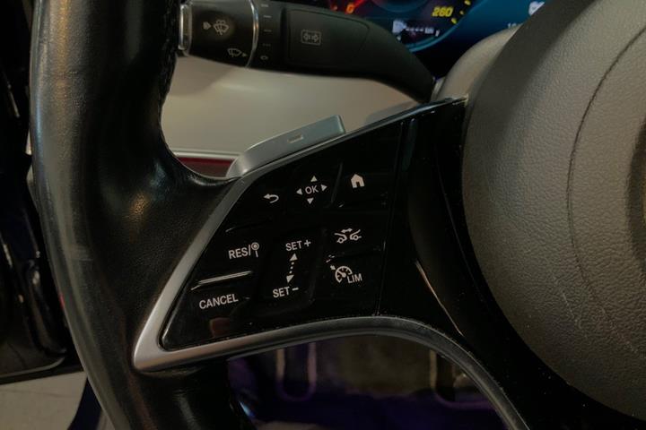 Blå Mercedes E300 e fra 2021