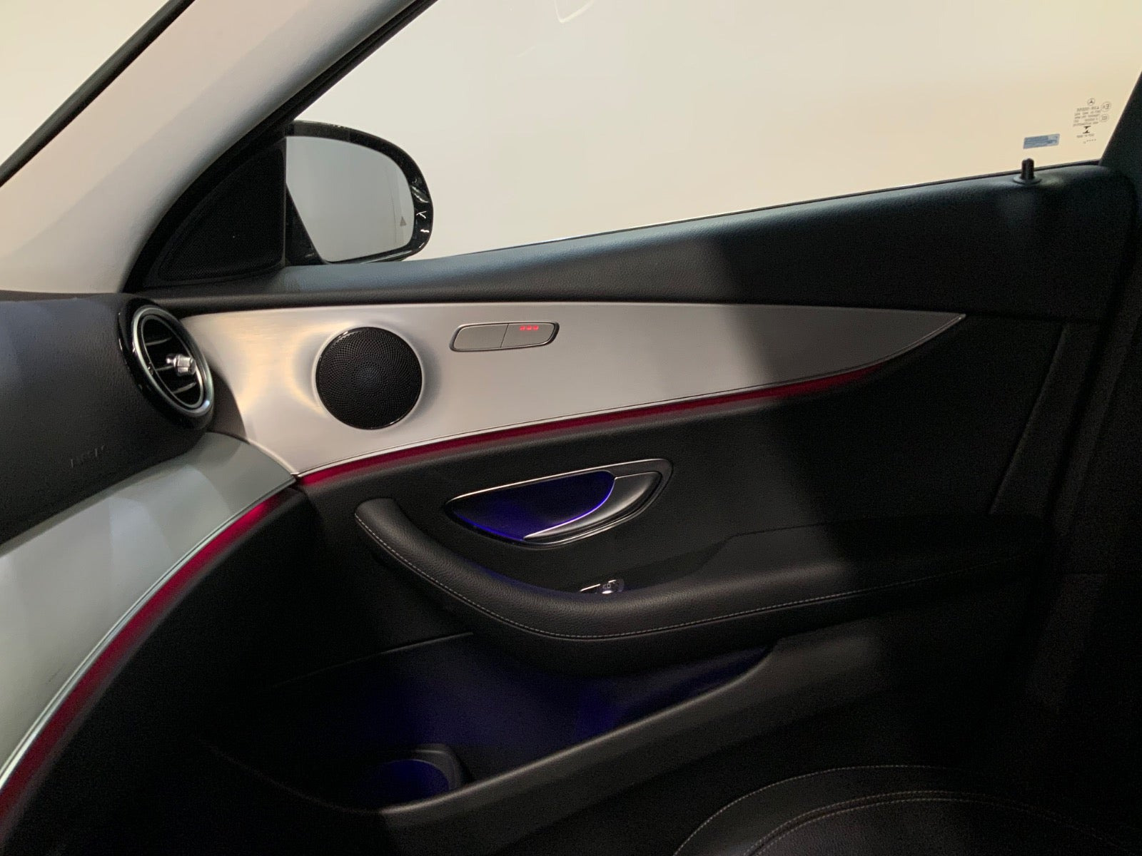 Blå Mercedes E300 e fra 2021