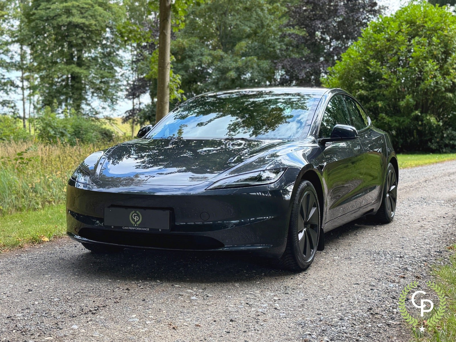 Grå Tesla Model 3 fra 2023